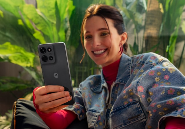 A women using a Motorola moto G 2025